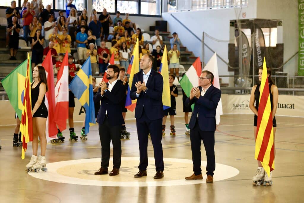 Gerard Esteva i altres caps a la meitat de l'acte central de la goldencat de la setmana catalana de l'esport a cerdanyola del vallès